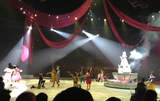 Mickey y Minie van hilando la historia.