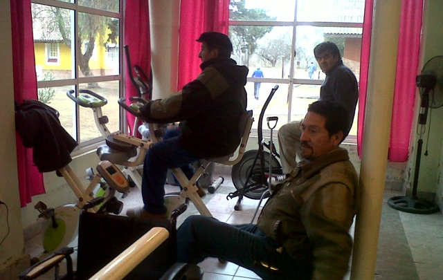 Los abuelos en plena actividad física en el gimnasio.