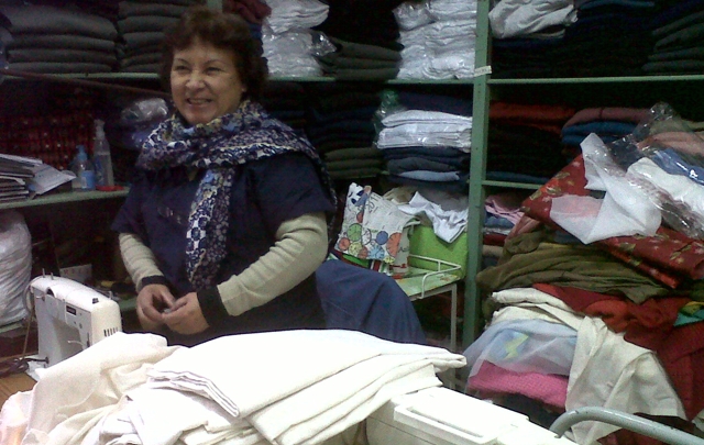 Una de las residentes trabajando en el taller de costura.