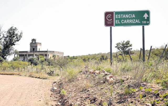 El Castillo El Carrizal aparece en medio de los matorrales.
