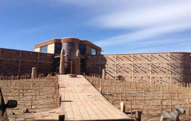 Por fuera la bodea Arcas de Tolombón tiene reminiscencias egipcias.