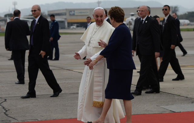 Al llegar a Brasil, Francisco fue recibido por Dilma.