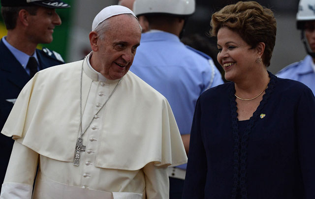Al llegar a Brasil, Francisco fue recibido por Dilma.
