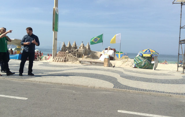 Una singular escultura del Papa, en las arenas de Copacbana.