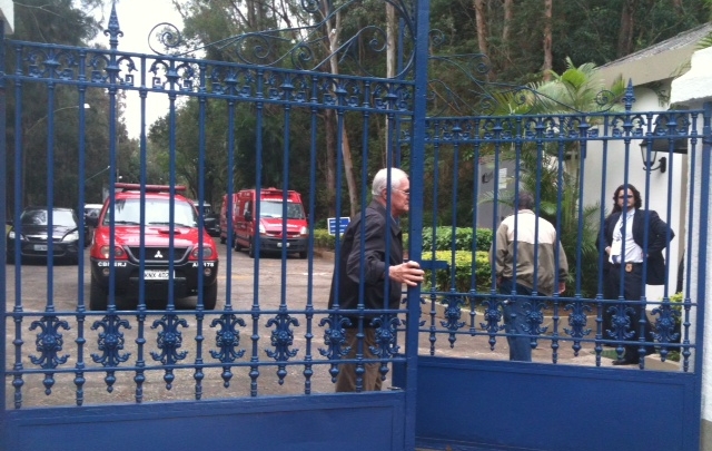 Los fieles se congregan frente a la residencia Sumaré.