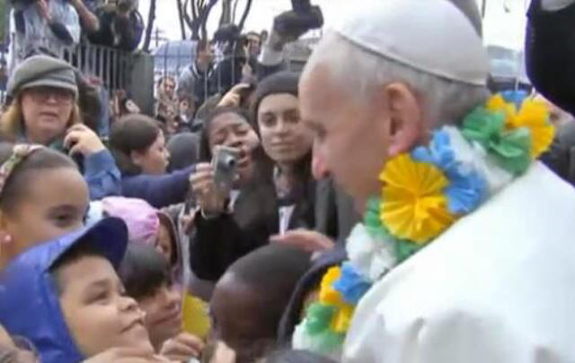Papa Francisco saluda a los niños de la favela Varginha.