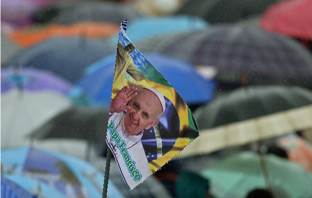 Una multitud recibió al Papa en la favela de ''Varginha''.