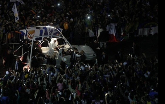 El Papa recorrió más de 30 cuadras por la avenida Atlántica en Copacabana.