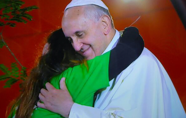 El Papa abraza a una joven brasileña, que se emocionó hasta las lágrimas. 
