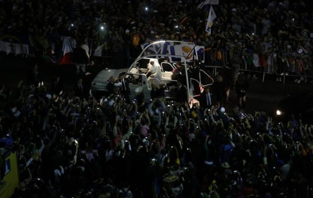 Miles de personas acompañaron al Papa en su trayecto hacia la playa de Copacabana. 