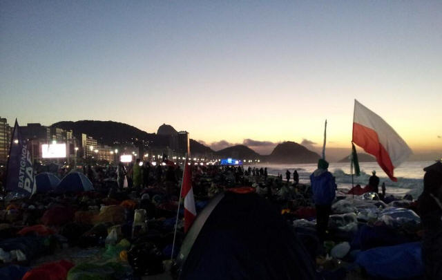 Una multitud espera la misa con el Papa Francisco (Foto:@catholic-link.com)