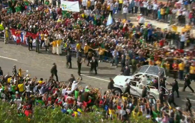 El Papa viaja hacia Copacabana para dar su última misa de su visita a Brasil