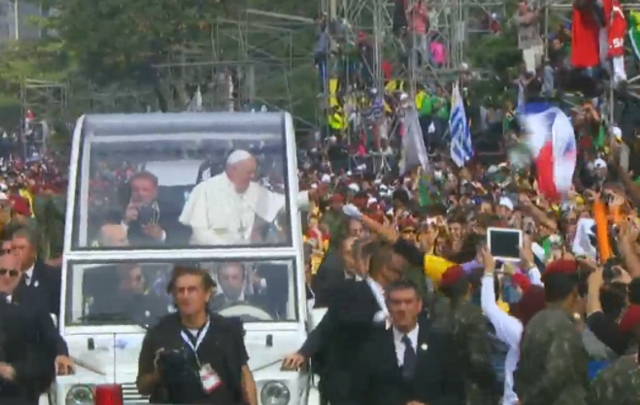 El Papa viaja hacia Copacabana para dar su última misa de su visita a Brasil