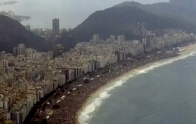Cierre de la visita papal con Axel y Soledad.