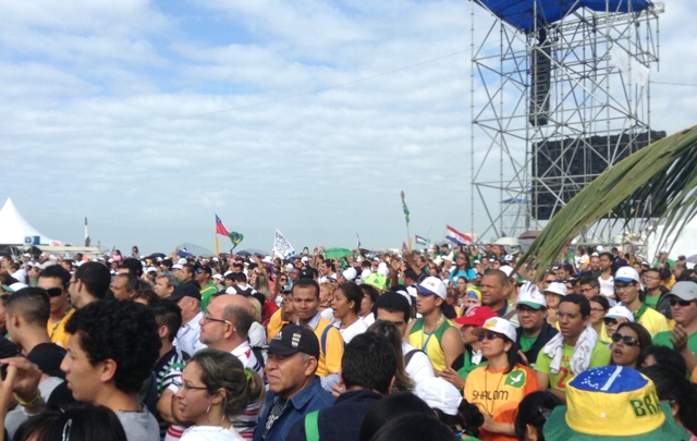 Miles de fieles en la última misa del Papa en Brasil.