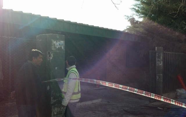 Así quedó el frente de la escuela por acción de las llamas.