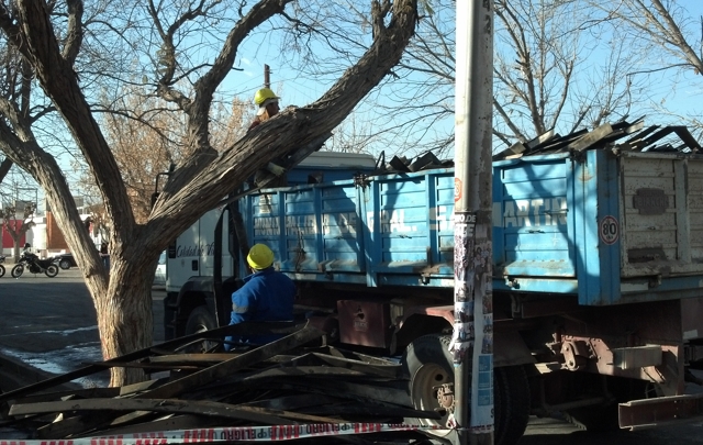 Comenzaron los trabajos de retiro de los escombros y muebles dañados.