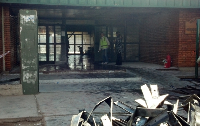 Así quedó el frente de la escuela por acción de las llamas.
