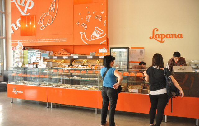 Se realizaron nueve allanmientos en distintas sucursales de Lapana.