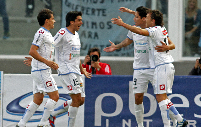 La ''B'' festeja el gol de Sebastián Carrera. 