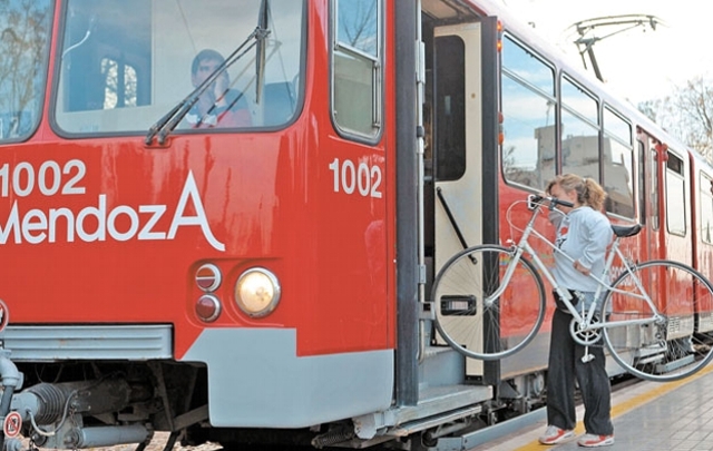 Una usuaria sube su bicicleta al Metrotranvía (Foto: Diario Uno)