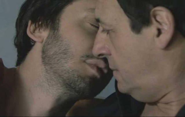 El beso entre Benjamín Vicuña y Julio Chávez.