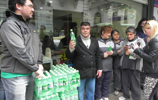 La gente pasó a retirar gaseosas, vasos y otros regalos.