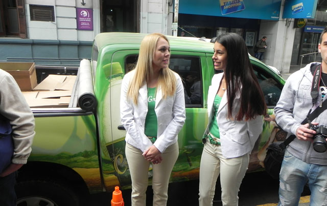 Las promotoras cautivaron a quienes se llegaron a la radio.