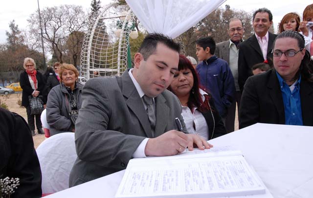 Cordobeses se casaron por civil en El Rosedal