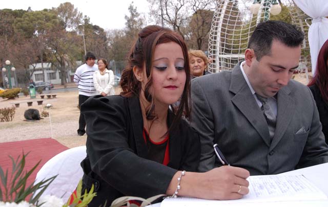 Cordobeses se casaron por civil en El Rosedal