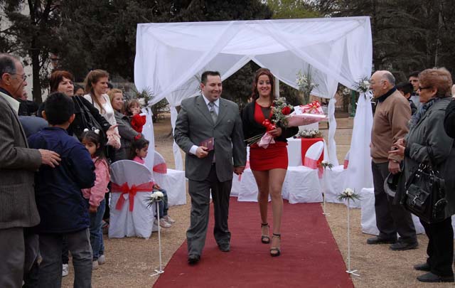 Cordobeses se casaron por civil en El Rosedal