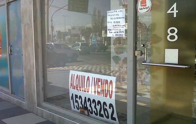 Se ven locales vacíos y gran rotación de comercios.