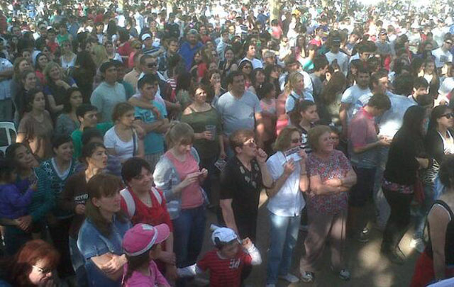 Una multitud disfrutó de la carrera y demás atracciones (Foto: @ghredia4).