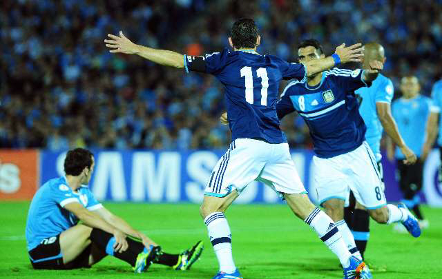 Maxi Rodríguez festeja el primer gol de la Argentina.