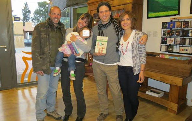 Juan y Maica con amigos (Foto: Facebook)