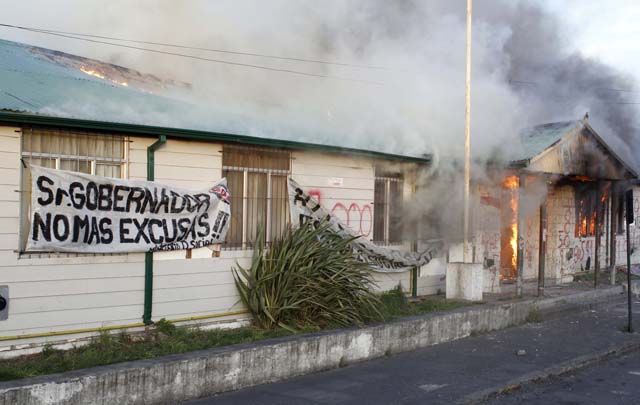 FOTO: Un grupo de manifestante incendió por completo la Subsecretaría de Planeamiento.