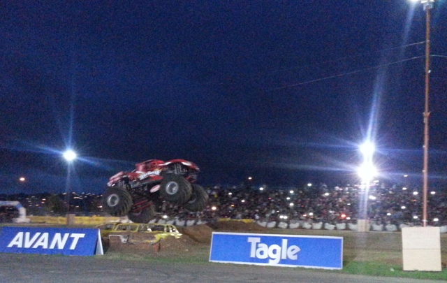 Monster truck en Carlos Paz. (Foto: La Jornada Web) 