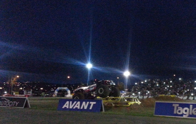 Monster truck en Carlos Paz. (Foto: La Jornada Web) 