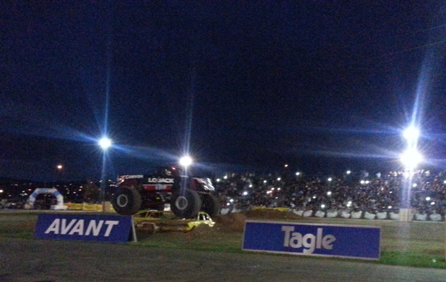 Monster truck en Carlos Paz. (Foto: La Jornada Web) 