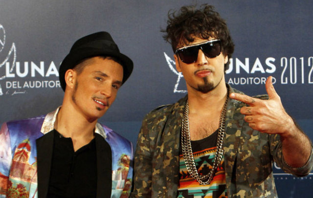 Illya Kuryaki festejan el haber recibido el premio.