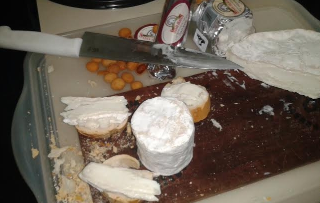 Las variedades de queso son sainte moure, crottin brie, pyramide y camembert.