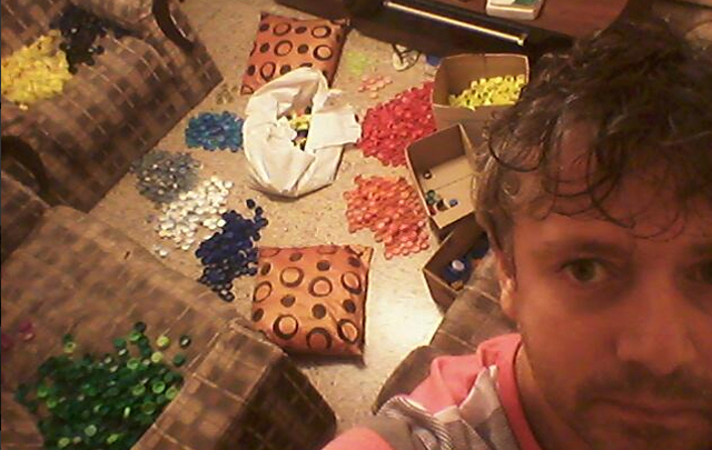 Marcos Piotti en la creación de su mural.