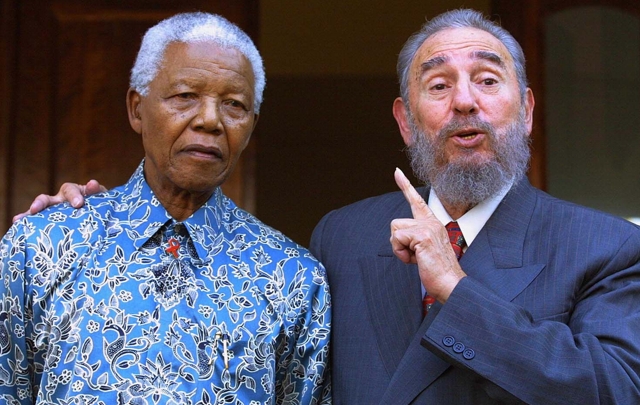 Mandela con Fidel Castro en 2001
