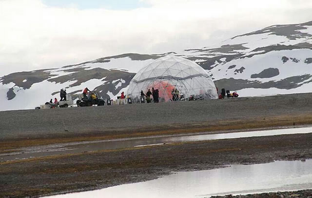El domo construido para el recital antártico.