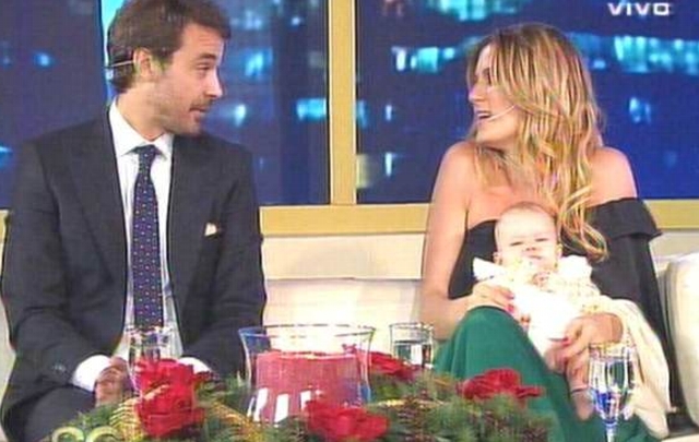 Paula y Pedro con la pequeña Olivia en el living de Susana.