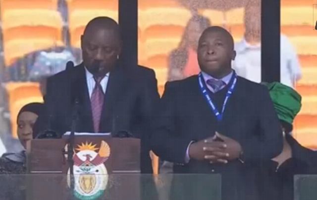 Durante toda la ceremonia, el hombre repitió los mismos cuatro o cinco signos.