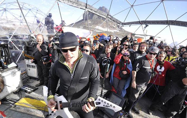 Metállica tocó en vivo desde la Antártida.