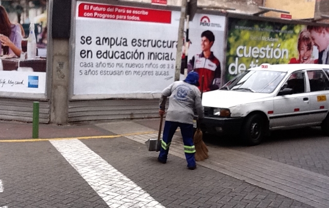 Los basureros mantienen impecable las calles.