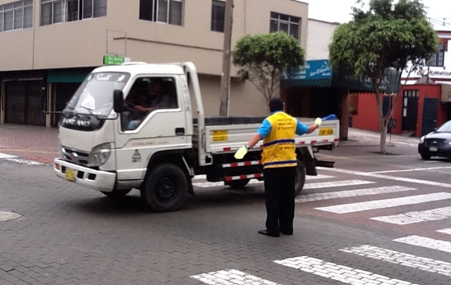 Uno de los inspectores coordina el tránsito.