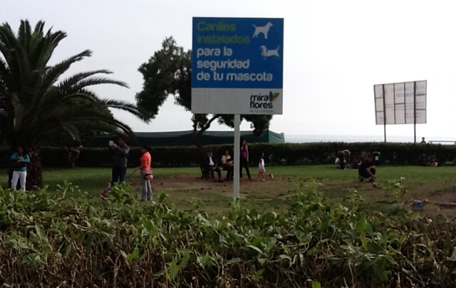 En Miraflores, los parques tienen carteles indicativos para el cuidado de mascotas.